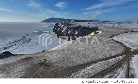 從空中俯瞰貝加爾湖奧爾洪島白雪皚皚的海岬 從空中俯瞰貝加爾湖奧爾洪島白雪皚皚的海岬 143495185