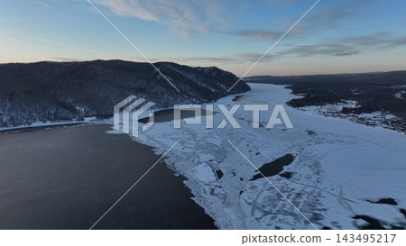 從空中俯瞰貝加爾湖岸邊冰層與開闊水域的交界處。 從空中俯瞰貝加爾湖岸邊冰層與開闊水域的交界處。 143495217