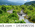 夏日景色，新潟縣糸魚川市的根智川上建有一座落水構築物，周圍環繞著鬱鬱蔥蔥的青山。 143496556