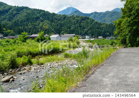 位於新潟縣糸魚川市的一個山村，被根智川和鬱鬱蔥蔥的青山環繞。 143496564