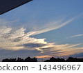 夕陽西下，天空中漂浮著五彩繽紛的雲朵。 143496967