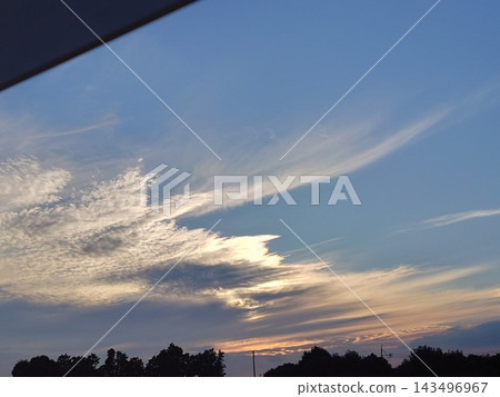 夕陽西下,天空中漂浮著五彩繽紛的雲朵。 夕陽西下,天空中漂浮著五彩繽紛的雲朵。 143496967