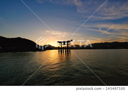 宮島、嚴島神社的大鳥居以及沐浴在夕陽下的大海 143497100