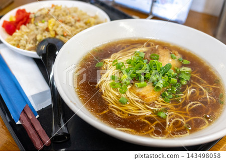 來自日本岡山縣三崎町的美味拉麵和炒飯套餐。 來自日本岡山縣三崎町的美味拉麵和炒飯套餐。 143498058