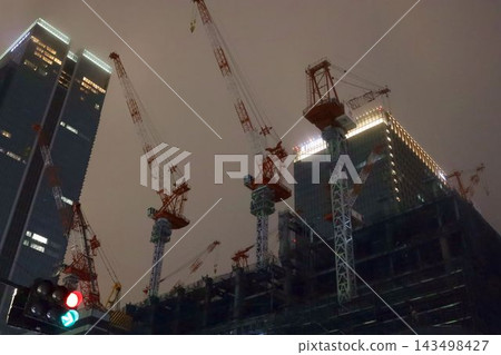 東京車站週邊夜景,建築工地起重機 東京車站週邊夜景,建築工地起重機 143498427