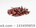 白色背景堆著一堆乾辣椒 143499859