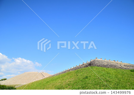 這裡是五色塚（千光）古堀，是國家指定的歷史遺跡，建在俯瞰明石海峽的山丘上，這裡是本州島和淡路島之間距離最窄的地方。 143499976