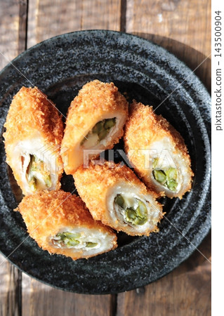 蘆筍和起司裹上肉餡油炸；一道油炸配菜。 143500904
