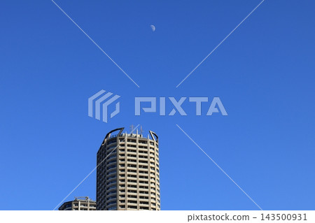 武藏小杉的高層公寓大樓和藍天中的月亮 武藏小杉的高層公寓大樓和藍天中的月亮 143500931