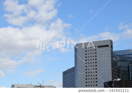 川崎站周圍是藍天和辦公大樓。 川崎站周圍是藍天和辦公大樓。 143501211