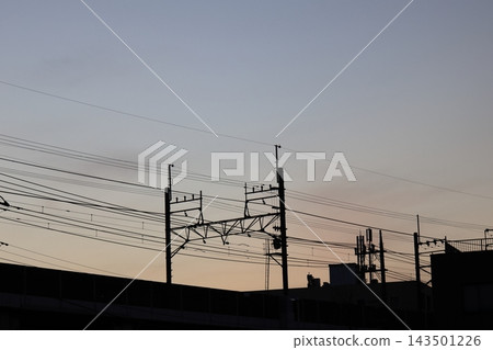 黃昏時分武藏小杉的架空電線桿和電力線 黃昏時分武藏小杉的架空電線桿和電力線 143501226