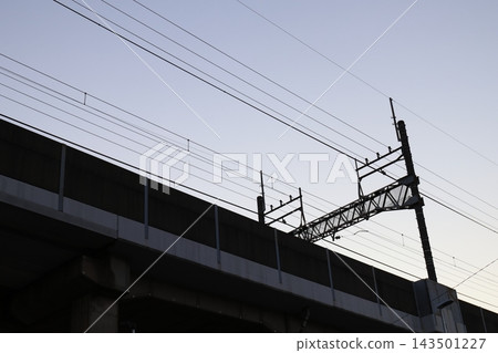 黃昏時分武藏小杉的架空電線桿和電力線 黃昏時分武藏小杉的架空電線桿和電力線 143501227