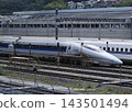 500系新幹線列車正在等待輪到自己。 143501494