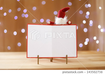 Tomte 和留言卡，聖誕節圖片，閃亮燈光背景。 143502738