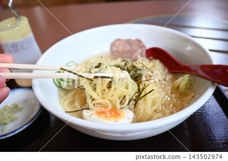 用筷子夾起盛岡冷麵和配料的特寫鏡頭 用筷子夾起盛岡冷麵和配料的特寫鏡頭 143502974