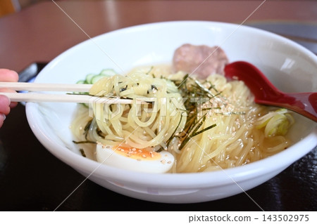 用筷子夾起盛岡冷麵和配料的特寫鏡頭 143502975
