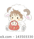 手繪插圖，描繪了一個穿著綿羊服裝、抱著達摩不倒翁的幼兒。 143503330