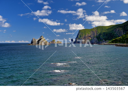 窗岩是北海道神內市獨特岩層的代表,其巨大的洞穴讓人感受到大自然的力量。 窗岩是北海道神內市獨特岩層的代表,其巨大的洞穴讓人感受到大自然的力量。 143503567