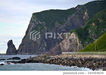 從追分索蘭線眺望北海道西之河原隧道穿過的巨大岩石山體 - 北海道神內村 (1) 從追分索蘭線眺望北海道西之河原隧道穿過的巨大岩石山體 - 北海道神內村 (1) 143503634