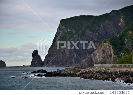 從追分索蘭線眺望北海道西之河原隧道穿過的巨大岩石山體 - 北海道神內村 (2) 從追分索蘭線眺望北海道西之河原隧道穿過的巨大岩石山體 - 北海道神內村 (2) 143503635