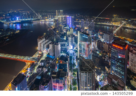 中國重慶世界金融中心觀景台：東望長江與嘉陵江，東眺璀璨摩天大樓，展現出充滿活力的城市夜景。 143505299