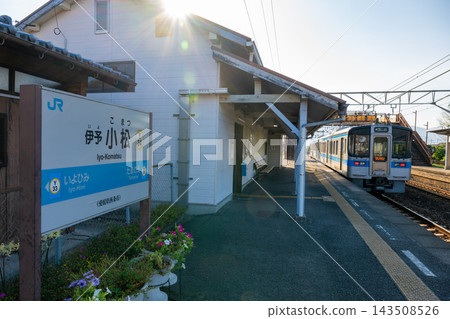 一列火車停靠在JR伊予小松站。 143508526