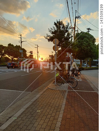 我在公車站隨意拍下的日落真是太美了。 143509199