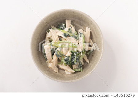 雞肉沙拉佐菠菜和蛋黃醬 雞肉沙拉佐菠菜和蛋黃醬 143510279