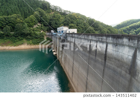 秋田縣：秋日的鎧畑水壩和秋尾木湖 143511402