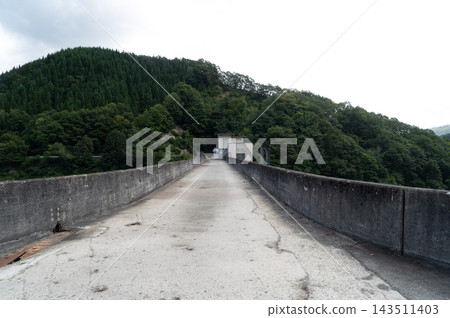 秋田縣:鎧畑大壩頂部的步道 秋田縣:鎧畑大壩頂部的步道 143511403
