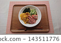冷拉麵，上面放有蛋絲、火腿絲和黃瓜絲。 143511776