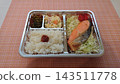 日式便當盒，內含烤鮭魚、米飯和醃梅子 143511778