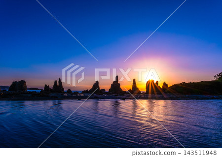 The sunrise over Hashigui Rock The sunrise over Hashigui Rock 143511948