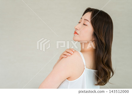 一位三十多歲、外表姣好的女性的護髮圖片，展現了她迷人的側臉。這些美照傳遞了洗髮精、護髮素和秀髮的美麗畫面。 143512000