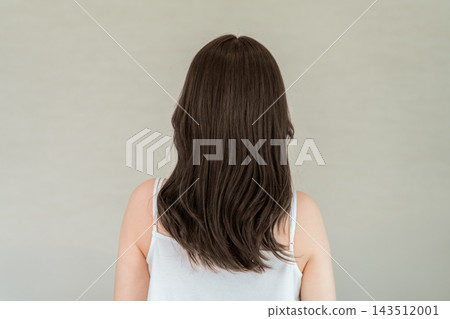 一位三十多歲、擁有美麗長髮的女性的背影。 (圖片展示了用於頭髮護理和美容的洗髮精、護髮素和護髮油。) 一位三十多歲、擁有美麗長髮的女性的背影。 (圖片展示了用於頭髮護理和美容的洗髮精、護髮素和護髮油。) 143512001