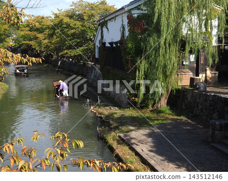 充滿歷史氣息的迷人水濱小鎮風景。搭船遊覽滋賀縣八幡堀運河,欣賞美麗的秋日景色。 充滿歷史氣息的迷人水濱小鎮風景。搭船遊覽滋賀縣八幡堀運河,欣賞美麗的秋日景色。 143512146