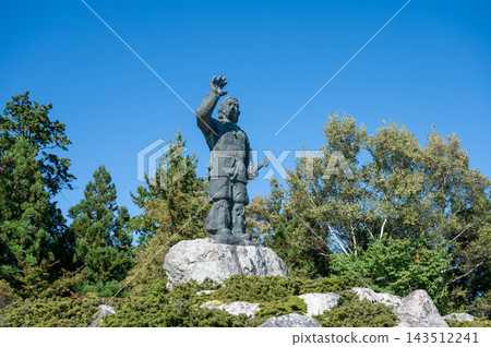 大和武尊的雕像矗立在藍天下。 大和武尊的雕像矗立在藍天下。 143512241