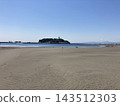 寬闊的沙灘和大海，在藍天下可以遠眺江之島。 143512303