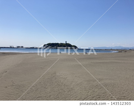 寬闊的沙灘和大海,在藍天下可以遠眺江之島。 寬闊的沙灘和大海,在藍天下可以遠眺江之島。 143512303
