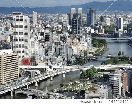 從淀屋橋出發,在高處俯瞰土佐堀川、浪波橋、天神橋和天滿橋。 從淀屋橋出發,在高處俯瞰土佐堀川、浪波橋、天神橋和天滿橋。 143512461