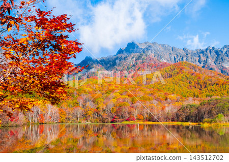 Kagamiike和Togakure山(秋天) Kagamiike和Togakure山(秋天) 143512702