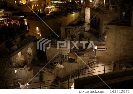 土耳其卡帕多西亞洞穴城市：夜間燈光照耀下的岩石地形與步道 143512971