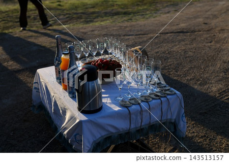 卡帕多西亞戶外擺放著一排香檳杯和飲料。 143513157