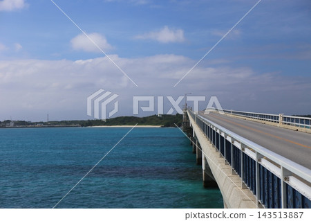 連接沖繩縣宮古島市和池間島的池間大橋筆直的道路,以及美麗的碧綠大海。 連接沖繩縣宮古島市和池間島的池間大橋筆直的道路,以及美麗的碧綠大海。 143513887