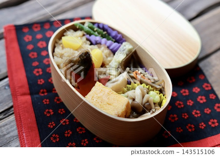 Chestnut rice bento box, a Japanese-style bento box featuring the flavors of autumn. 143515106