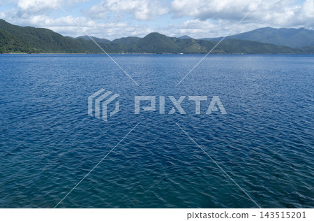 秋田縣田澤湖的秋季景色 秋田縣田澤湖的秋季景色 143515201