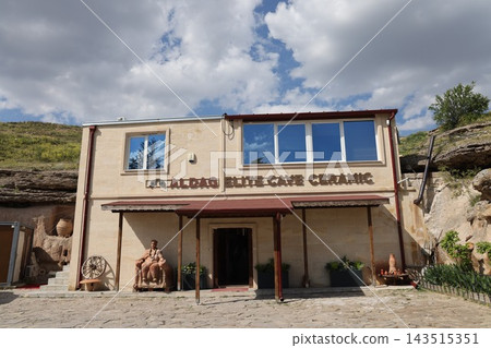 卡帕多西亞阿瓦諾斯岩石山上的洞穴陶器店 143515351