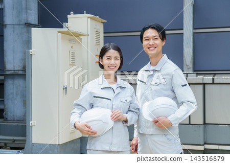 一幅肖像畫,畫中是兩名年輕的日本人,一男一女,站在屋頂消防水箱前,手裡拿著頭盔。 一幅肖像畫,畫中是兩名年輕的日本人,一男一女,站在屋頂消防水箱前,手裡拿著頭盔。 143516879