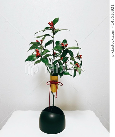 僅使用金銀花（Ardisia crenata）製作的新年花束 143516921