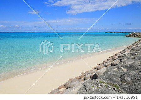 下地島周圍的海域,呈現出廣闊的藍色漸變,位於下地島機場 17END 下地島周圍的海域,呈現出廣闊的藍色漸變,位於下地島機場 17END 143516951